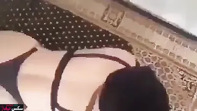 قحبة جزائرية تتناك وتلحس رجلين حبيبها
