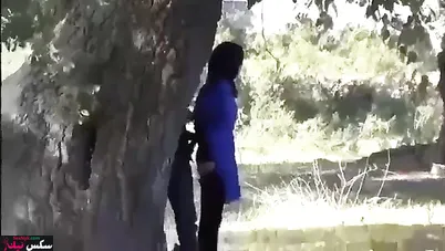 قحبة مغربية محجبة تتناك خلفي في الحديقة مع حبيبها