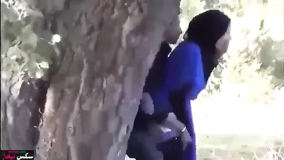 قحبة مغربية محجبة تتناك خلفي في الحديقة مع حبيبها