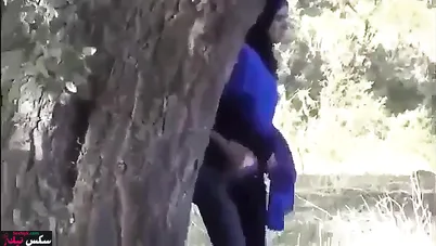 قحبة مغربية محجبة تتناك خلفي في الحديقة مع حبيبها