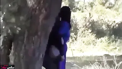 قحبة مغربية محجبة تتناك خلفي في الحديقة مع حبيبها