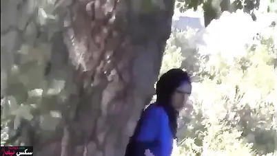 قحبة مغربية محجبة تتناك خلفي في الحديقة مع حبيبها