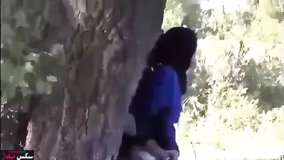 قحبة مغربية محجبة تتناك خلفي في الحديقة مع حبيبها