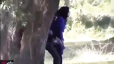 قحبة مغربية محجبة تتناك خلفي في الحديقة مع حبيبها