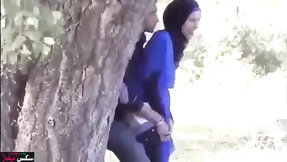 قحبة مغربية محجبة تتناك خلفي في الحديقة مع حبيبها