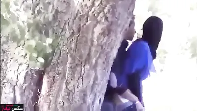 قحبة مغربية محجبة تتناك خلفي في الحديقة مع حبيبها