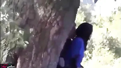 قحبة مغربية محجبة تتناك خلفي في الحديقة مع حبيبها
