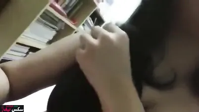 الشرموطة واقفه تصور بزازها الملبن لحبيبها وتقفشهم