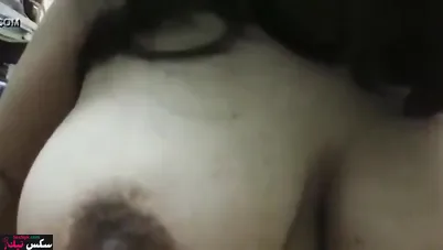 الشرموطة واقفه تصور بزازها الملبن لحبيبها وتقفشهم