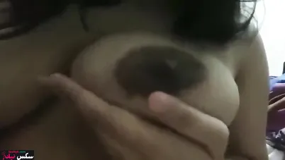 الشرموطة واقفه تصور بزازها الملبن لحبيبها وتقفشهم