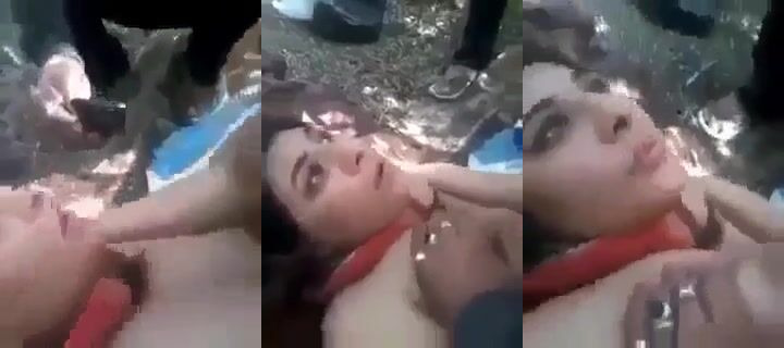 سكس فاجرة مصرية مع 3 رجالة بتقولهم قطعولي كسي