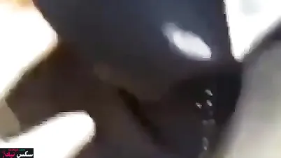 منقبة مصرية تمسك زب الشاب ويقفش بزازها في الشارع