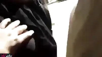 منقبة مصرية تمسك زب الشاب ويقفش بزازها في الشارع