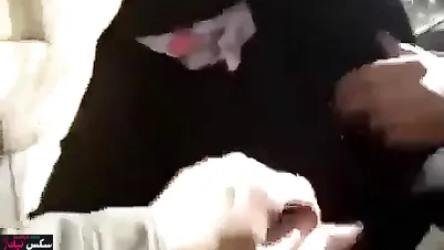 منقبة مصرية تمسك زب الشاب ويقفش بزازها في الشارع