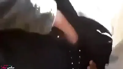 منقبة مصرية تمسك زب الشاب ويقفش بزازها في الشارع