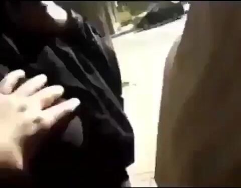منقبة مصرية تمسك زب الشاب ويقفش بزازها في الشارع