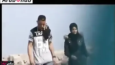 شاب مغربي مع بنك ينيكها علي الشاطئ في العلن