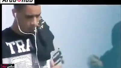 شاب مغربي مع بنك ينيكها علي الشاطئ في العلن