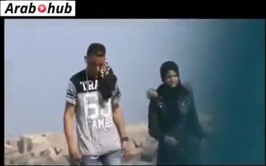 شاب مغربي مع بنك ينيكها علي الشاطئ في العلن