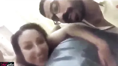 قحبة شباب بينيكوها وبتتصور سيلفي وهي بتتناك