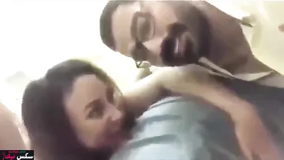 قحبة شباب بينيكوها وبتتصور سيلفي وهي بتتناك