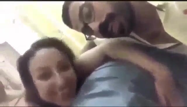 قحبة شباب بينيكوها وبتتصور سيلفي وهي بتتناك