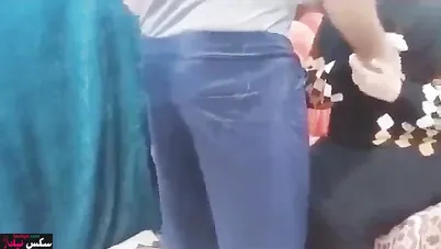 ينيك الشغاله بعد التنضيف ويصورها فيديو سكس مسرب