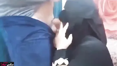 ينيك الشغاله بعد التنضيف ويصورها فيديو سكس مسرب