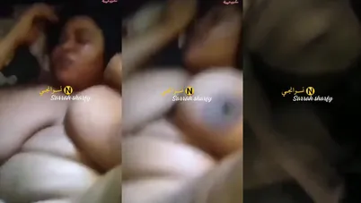 مربربة ببزاز كبيرة بتتناك بتبلع الزب كامل في كسها