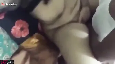 مربربة السواق يمص بزازها الكبيرة ويجيبهم في كسها