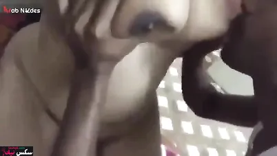 مربربة السواق يمص بزازها الكبيرة ويجيبهم في كسها