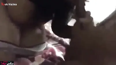 مربربة السواق يمص بزازها الكبيرة ويجيبهم في كسها