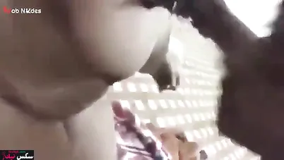 مربربة السواق يمص بزازها الكبيرة ويجيبهم في كسها