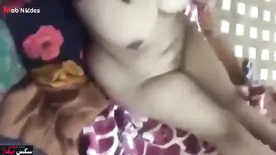 مربربة السواق يمص بزازها الكبيرة ويجيبهم في كسها