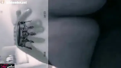 خليجية مع صديق زوجها الاسود تتنطط على زبه بالفندق