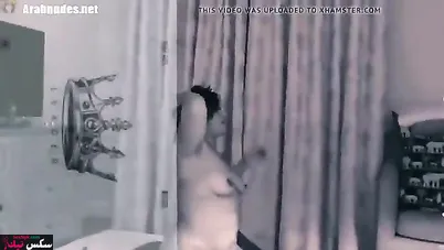 خليجية مع صديق زوجها الاسود تتنطط على زبه بالفندق