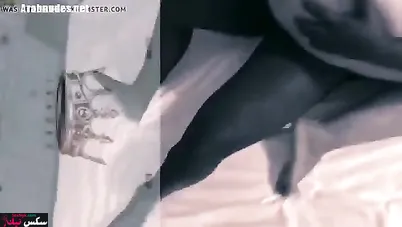 خليجية مع صديق زوجها الاسود تتنطط على زبه بالفندق