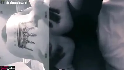 خليجية مع صديق زوجها الاسود تتنطط على زبه بالفندق