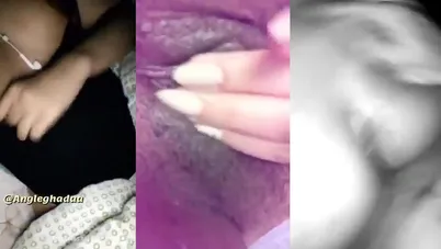 الشرموطة بتعرض جسمها وتفشخ كسها فرك وتتصور