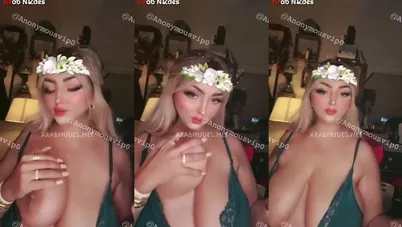 سعودية جميلة ببزاز كبيرة تلعب في بزازها وتصور