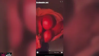 لبوة مصرية بتتصور وبتلعب في كسها وتمص الخيارة