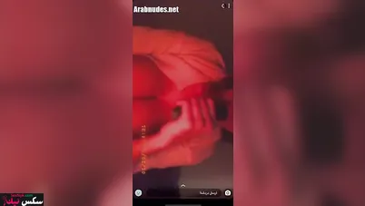 لبوة مصرية بتتصور وبتلعب في كسها وتمص الخيارة