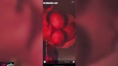 لبوة مصرية بتتصور وبتلعب في كسها وتمص الخيارة