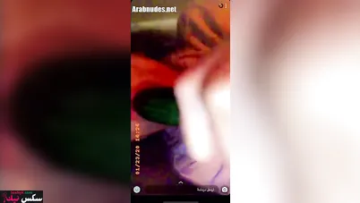 لبوة مصرية بتتصور وبتلعب في كسها وتمص الخيارة