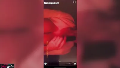 لبوة مصرية بتتصور وبتلعب في كسها وتمص الخيارة