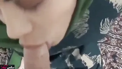محجبة صاحب جوزها بيصورها وهي بتمصله بالفلوس