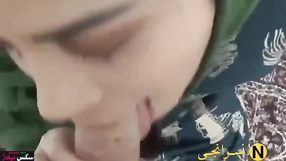 محجبة صاحب جوزها بيصورها وهي بتمصله بالفلوس