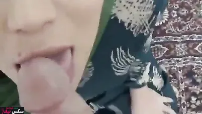 محجبة صاحب جوزها بيصورها وهي بتمصله بالفلوس