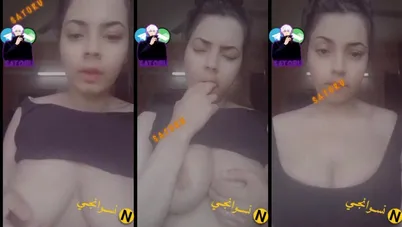 البت مقطعه بزازها تقفيش وتمص في صوابع ايدها