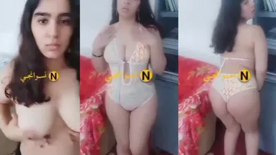 فرسة بتتشرمط لحبيبها وتعرض طيزها وبزازها المولعين